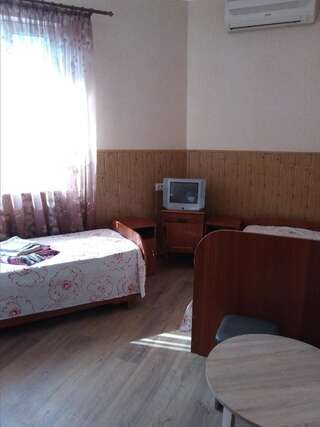 Хостелы Hostel Mnogoborets F. Klub Одесса Бюджетный двухместный номер с 2 отдельными кроватями-1