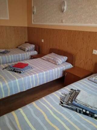 Хостелы Hostel Mnogoborets F. Klub Одесса Односпальная кровать в общем номере для мужчин и женщин-1