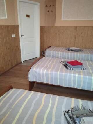 Хостелы Hostel Mnogoborets F. Klub Одесса Односпальная кровать в общем номере для мужчин и женщин-2