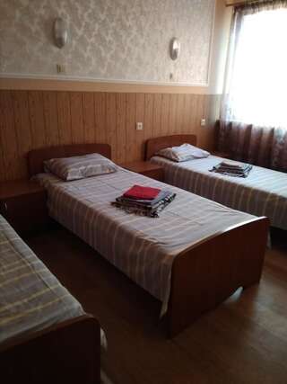 Хостелы Hostel Mnogoborets F. Klub Одесса Односпальная кровать в общем номере для мужчин и женщин-3