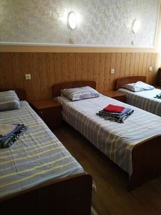 Хостелы Hostel Mnogoborets F. Klub Одесса Односпальная кровать в общем номере для мужчин и женщин-4