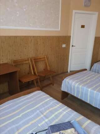 Хостелы Hostel Mnogoborets F. Klub Одесса Односпальная кровать в общем номере для мужчин и женщин-6