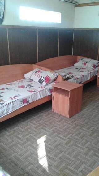 Хостелы Hostel Mnogoborets F. Klub Одесса Односпальная кровать в общем номере с 3 кроватями-2