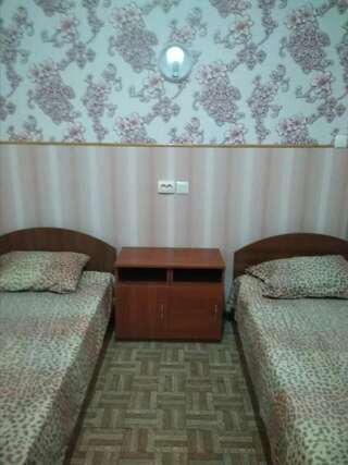 Хостелы Hostel Mnogoborets F. Klub Одесса Небольшой двухместный номер с 2 отдельными кроватям, без окна-1
