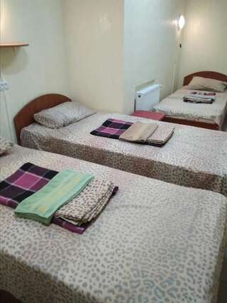 Хостелы Hostel Mnogoborets F. Klub Одесса Кровать в общем номере с 3 кроватями без окна-1